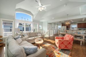 un soggiorno con divano e sedie e una cucina di CB34 Salty Breeze a Corolla
