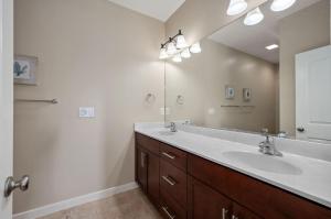 un bagno con un lavandino e un grande specchio di CB34 Salty Breeze a Corolla Altre 42 foto