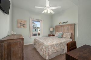 una camera da letto con un letto e un ventilatore a soffitto di CB34 Salty Breeze a Corolla