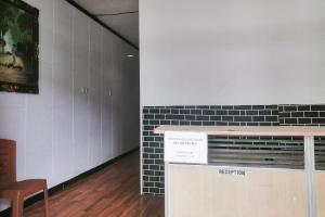サマリンダにあるGood Sleep Near Samarinda Central Plaza RedPartnerのテーブル付きの部屋