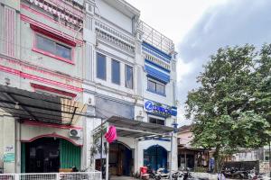 サマリンダにあるGood Sleep Near Samarinda Central Plaza RedPartnerの通りに面した建物の前に自転車が駐められている