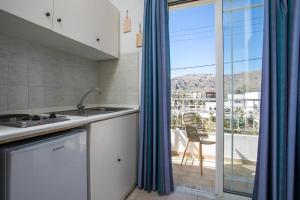 Kuchyň nebo kuchyňský kout v ubytování Lardos Sun View Apartments