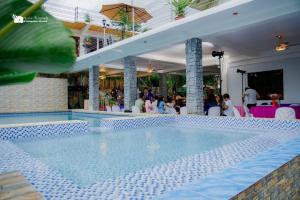 SaraTUBURAN Poolside的度假村的游泳池,有人坐在椅子上 更多45张照片