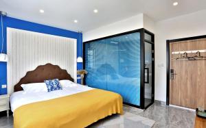 Letto o letti in una camera di Shanghai Monegative Time Garden Hotel Disney Store