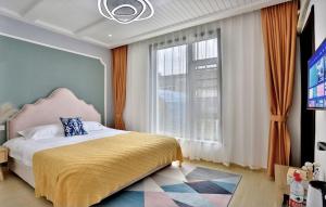 Letto o letti in una camera di Shanghai Monegative Time Garden Hotel Disney Store