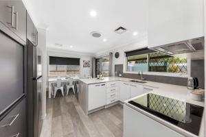 Kuchyň nebo kuchyňský kout v ubytování Pet Friendly home in Maroochydore