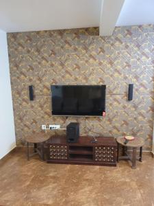 Μια τηλεόραση ή/και κέντρο ψυχαγωγίας στο Alisha Grand Pool Villa by Royal Experiences