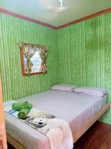 モアルボアルにあるGreen Acres Villageの犬を寝かせた緑の部屋のベッド1台