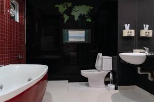 Uma casa de banho em Georgetown Karpal Singh Getaway 4BR 娱乐设施洋房乔治市