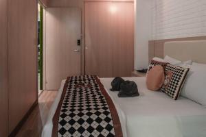 Uma cama ou camas num quarto em Georgetown Karpal Singh Getaway 4BR 娱乐设施洋房乔治市
