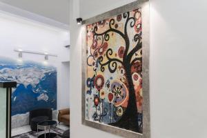 uma tapeçaria pendurada numa parede num quarto em Georgetown Karpal Singh Getaway 4BR 娱乐设施洋房乔治市 em Jelutong
