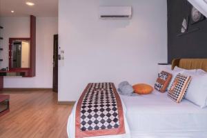 Uma cama ou camas num quarto em Georgetown Karpal Singh Getaway 4BR 娱乐设施洋房乔治市