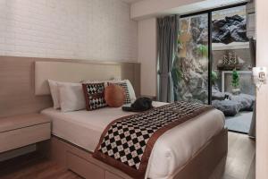 um quarto com uma cama grande e uma janela em Georgetown Karpal Singh Getaway 4BR 娱乐设施洋房乔治市 em Jelutong