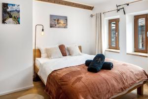 Postel nebo postele na pokoji v ubytování Pilanous Residence - E-Alpine Suite - Swiss Alps