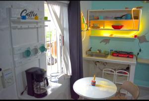 eine Spielzeugküche mit einem Tisch und einem Waschbecken in der Unterkunft Little Oasis Cozumel in Cozumel