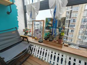 koko's garden and cats --4mins walk from jingjusi metro st ation, English-speaking service的阳台或露台