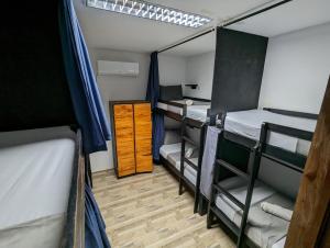 Letto o letti in una camera di Crazy Bears Hostel
