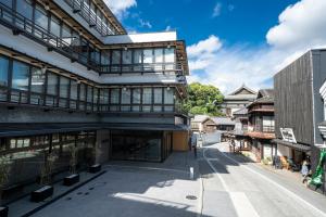 成田Waqoo Naritasanmonzen的街边建筑的外部景观