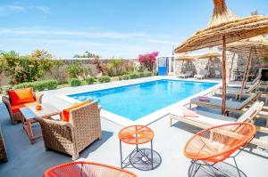 El AadamnaDarELFASSIA的别墅设有游泳池和庭院家具。