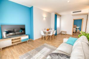 Televízia a/alebo spoločenská miestnosť v ubytovaní Hotel Villa MiraMar