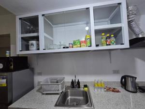 Studio Unit near Mines View Park, Baguio City的厨房或小厨房