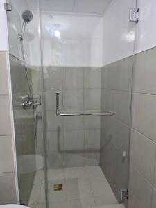 碧瑶Studio Unit near Mines View Park, Baguio City的浴室里有玻璃门的淋浴间 更多17张照片