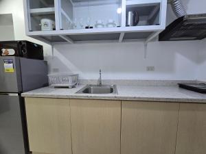Studio Unit near Mines View Park, Baguio City的厨房或小厨房