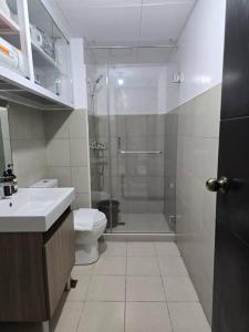 碧瑶Studio Unit near Mines View Park, Baguio City的带淋浴、马桶和水槽的浴室