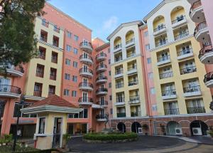 碧瑶Studio Unit near Mines View Park, Baguio City的带阳台的一排公寓楼