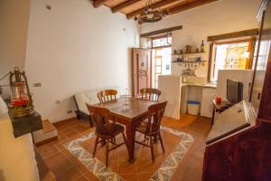 uma cozinha com mesa e cadeiras num quarto em Bilocale Mandralisca em Cefalù