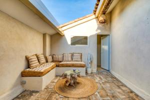 a living room with a couch and a table at Au coeur de la Citadelle parking in Aigues-Mortes