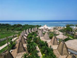 una vista aerea di un resort con l'oceano sullo sfondo di ARYA Sumba Resort - Kodi a Tambolaka