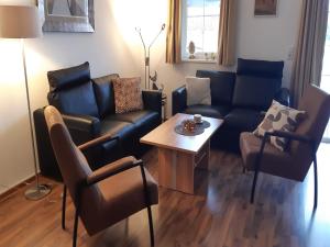 salon z kanapą, krzesłami i stołem w obiekcie Apartment in Kaprun near ski lift w Kaprunie +26 zdjęć