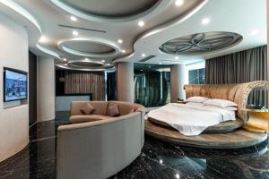 a bedroom with a bed and a couch in it at OHYA Chain Boutique Motel Taoyuan in Taoyuan +33 photos