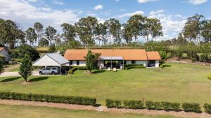 una vista aerea di una casa con un ampio cortile di Travertine Vineyard Retreat - Stay Among the Vines a Pokolbin