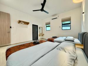 Luxury Holiday Home with Private Pool Langkawi by Zervin客房内的一张或多张床位