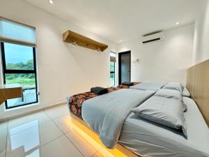 Luxury Holiday Home with Private Pool Langkawi by Zervin客房内的一张或多张床位