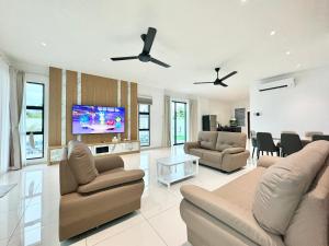 Ulu MelakaLuxury Holiday Home with Private Pool Langkawi by Zervin的配有沙发和平板电视的客厅