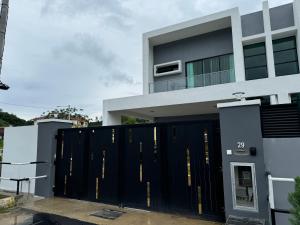 Ulu MelakaLuxury Holiday Home with Private Pool Langkawi by Zervin的现代房屋,设有黑色门
