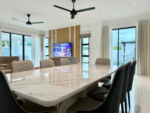 Luxury Holiday Home with Private Pool Langkawi by Zervin的电视和/或娱乐中心