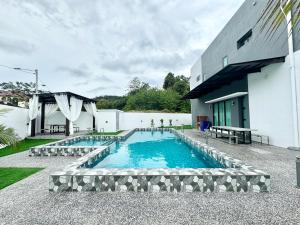 Luxury Holiday Home with Private Pool Langkawi by Zervin内部或周边的泳池