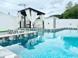 Ulu MelakaLuxury Holiday Home with Private Pool Langkawi by Zervin的游泳池在房子里的形象