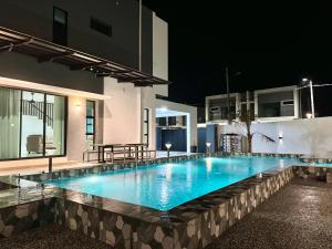 Luxury Holiday Home with Private Pool Langkawi by Zervin内部或周边的泳池