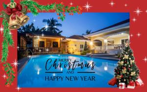 邦劳Alona Austria Resort的游泳池边的一棵圣诞树，上面写着“圣诞快乐，新年快乐”。