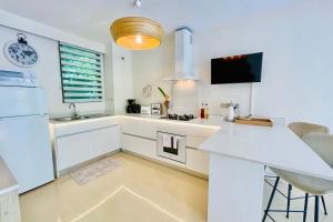 Dapur atau dapur kecil di Miri Coconut 1 bdr flat with pool in a calm area near the sea and town
