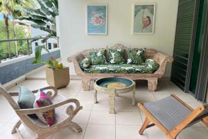 Ruang duduk di Miri Coconut 1 bdr flat with pool in a calm area near the sea and town