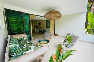 Ruang duduk di Miri Coconut 1 bdr flat with pool in a calm area near the sea and town