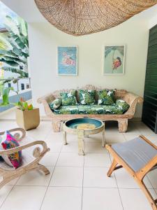 Ruang duduk di Miri Coconut 1 bdr flat with pool in a calm area near the sea and town +20 gambar