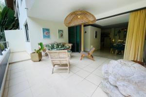 Ruang duduk di Miri Coconut 1 bdr flat with pool in a calm area near the sea and town