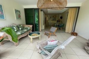 Ruang duduk di Miri Coconut 1 bdr flat with pool in a calm area near the sea and town